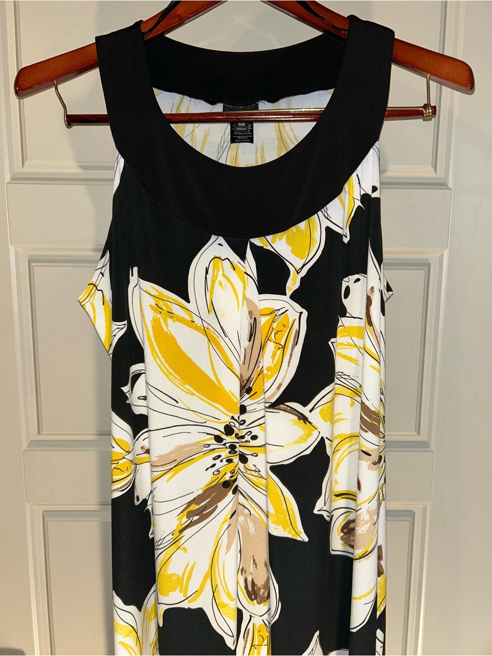Enfocus Studio Black White Yellow Floral Scoop Neck Tank